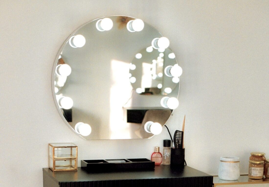 Professionaalne jumestaja töökoht ja valgustatud meigipeegel – Makeup by Iris