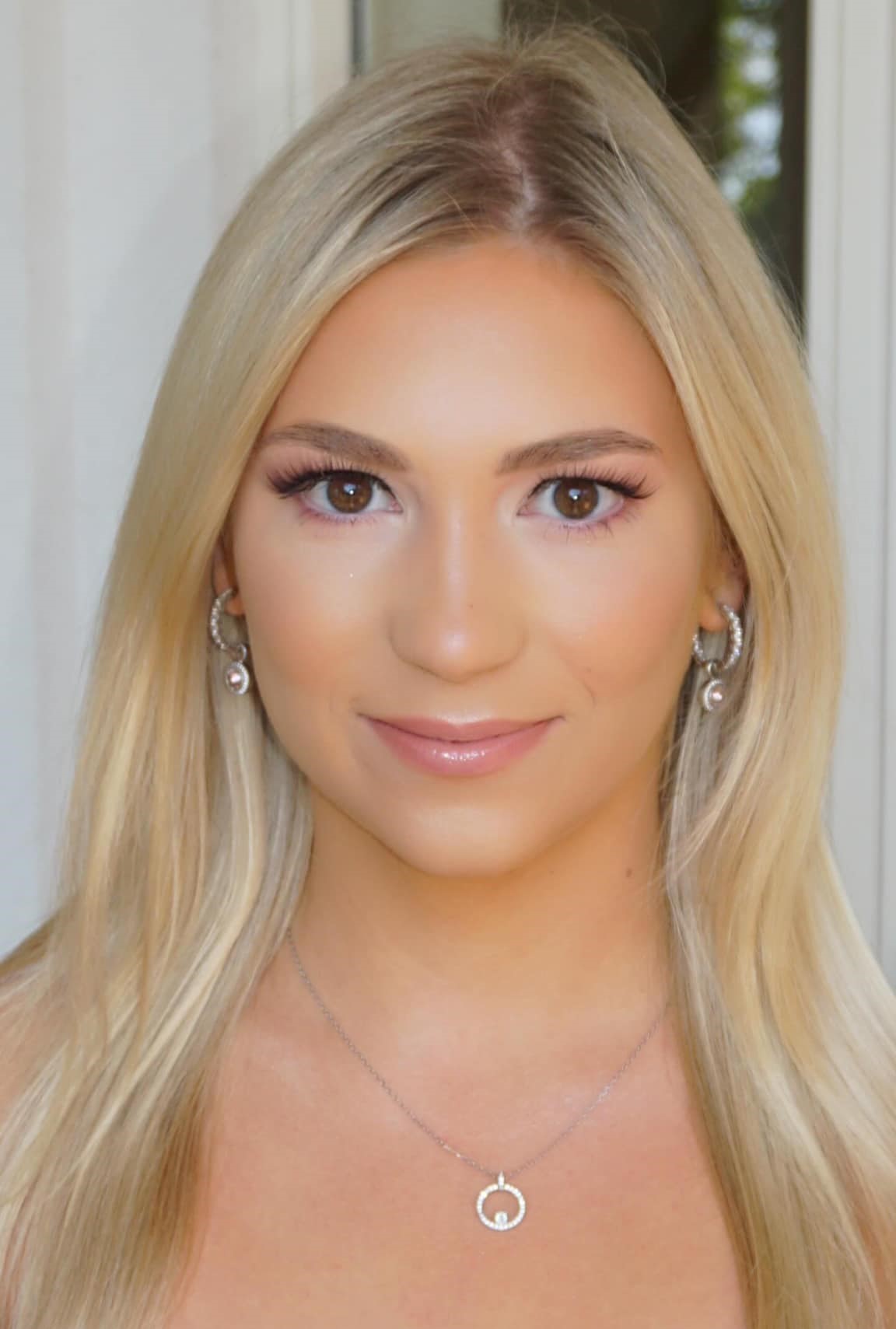 Päevameik pruunide silmadega tüdrukule