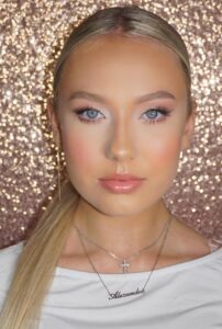 Soft Glam meik blondide juustega tüdrukule